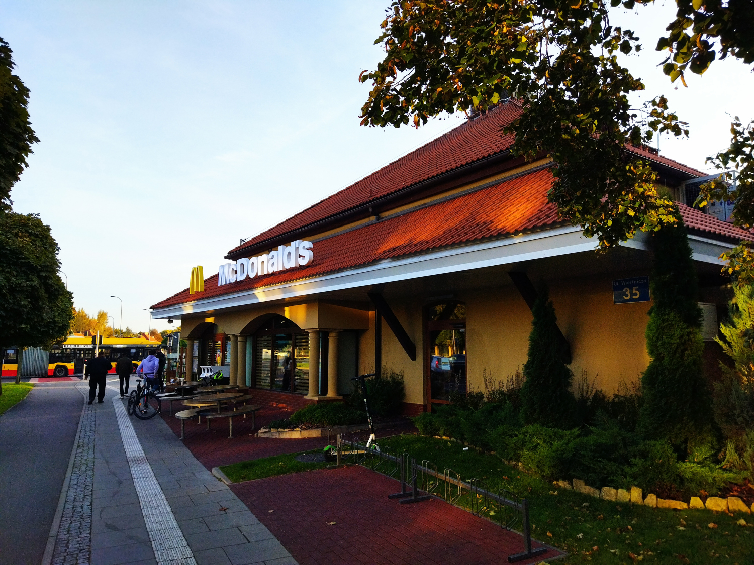 Zdjęcie architektury budynku McDonald’s